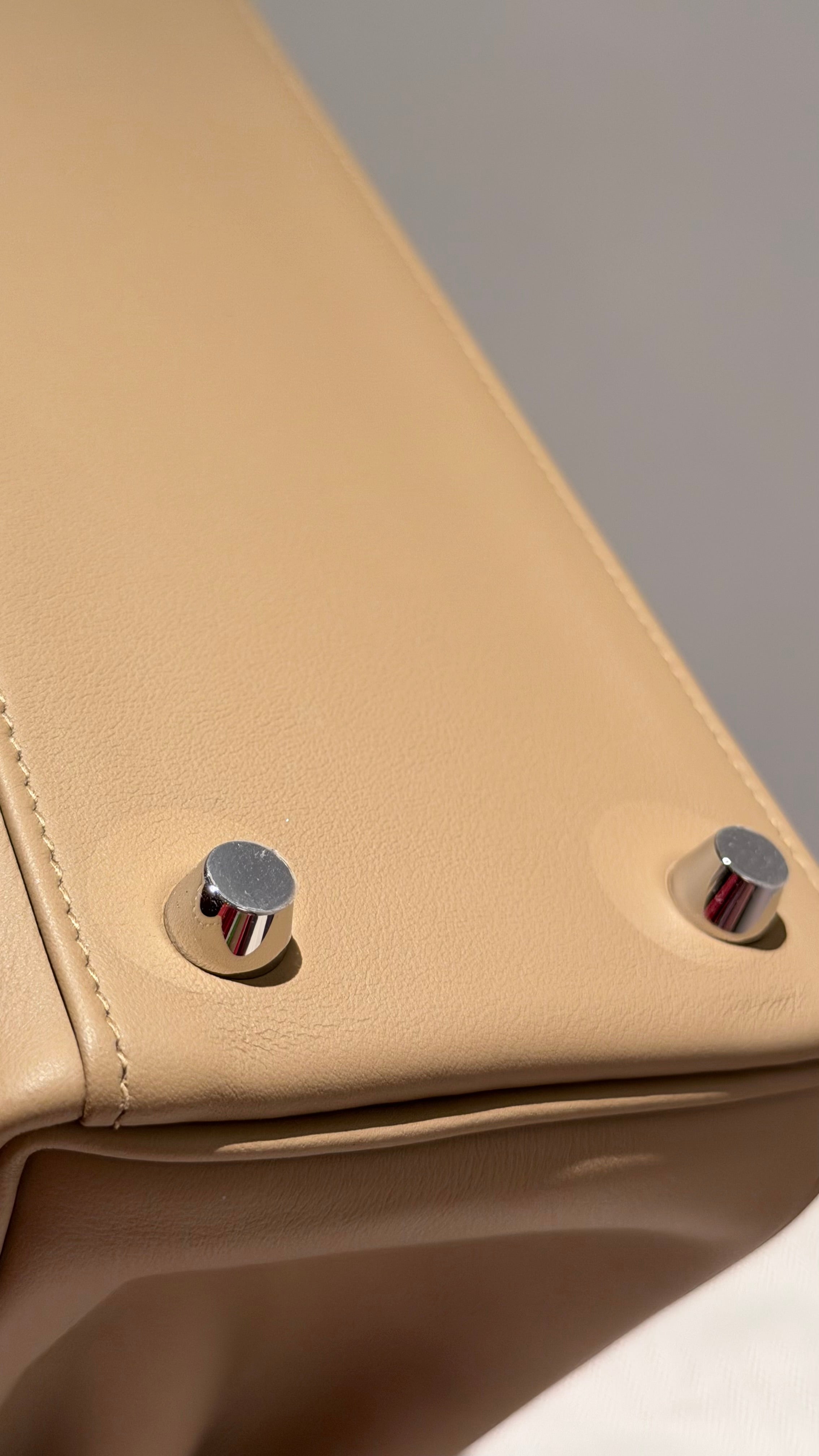 全新 HERMÈS 愛馬仕 Kelly 25 Colormatic 1C 塵埃灰 Poussiere Swift牛皮 银扣 K刻 2025年