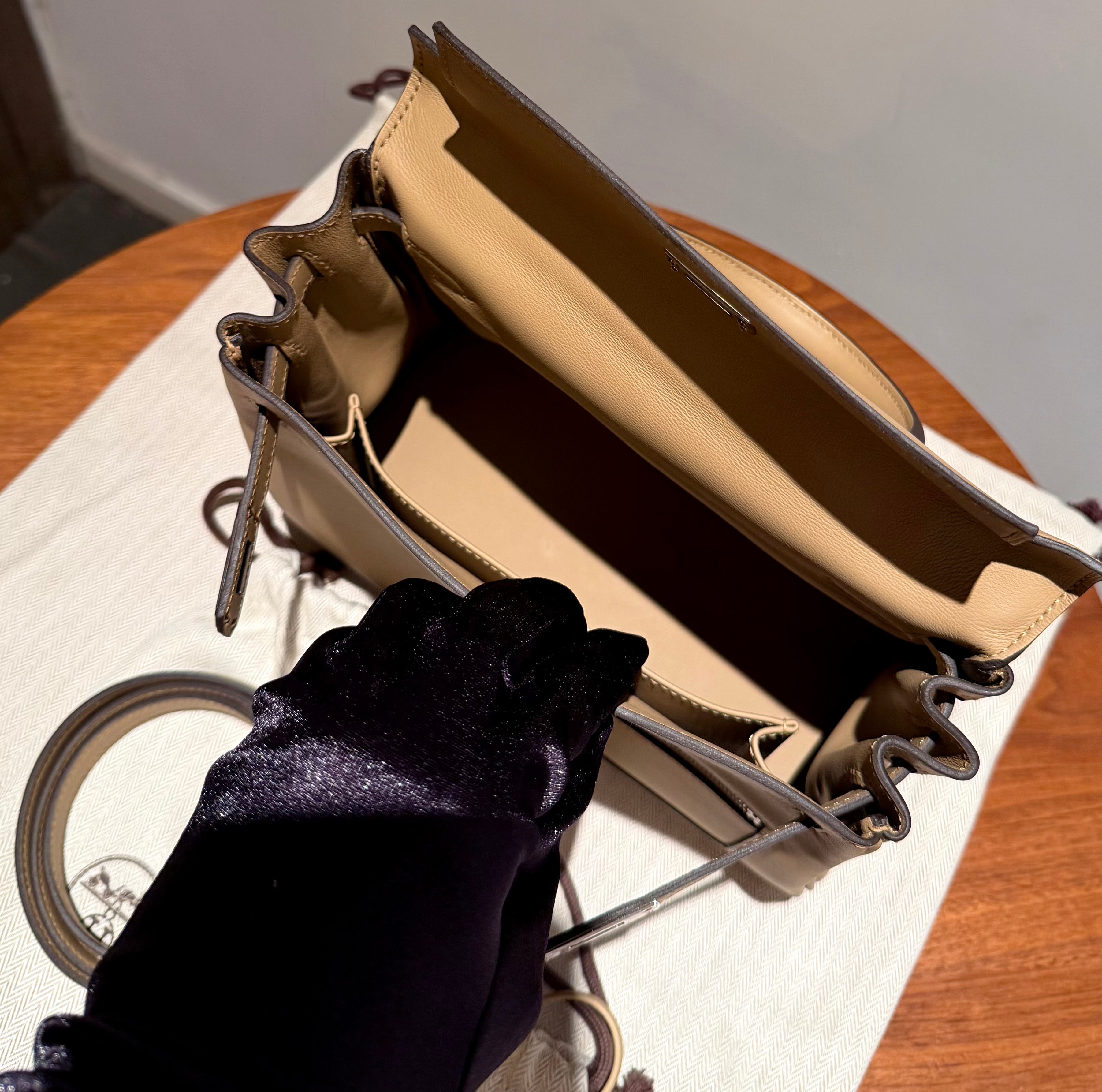 全新 HERMÈS 愛馬仕 Kelly 25 Colormatic 1C 塵埃灰 Poussiere Swift牛皮 银扣 K刻 2025年