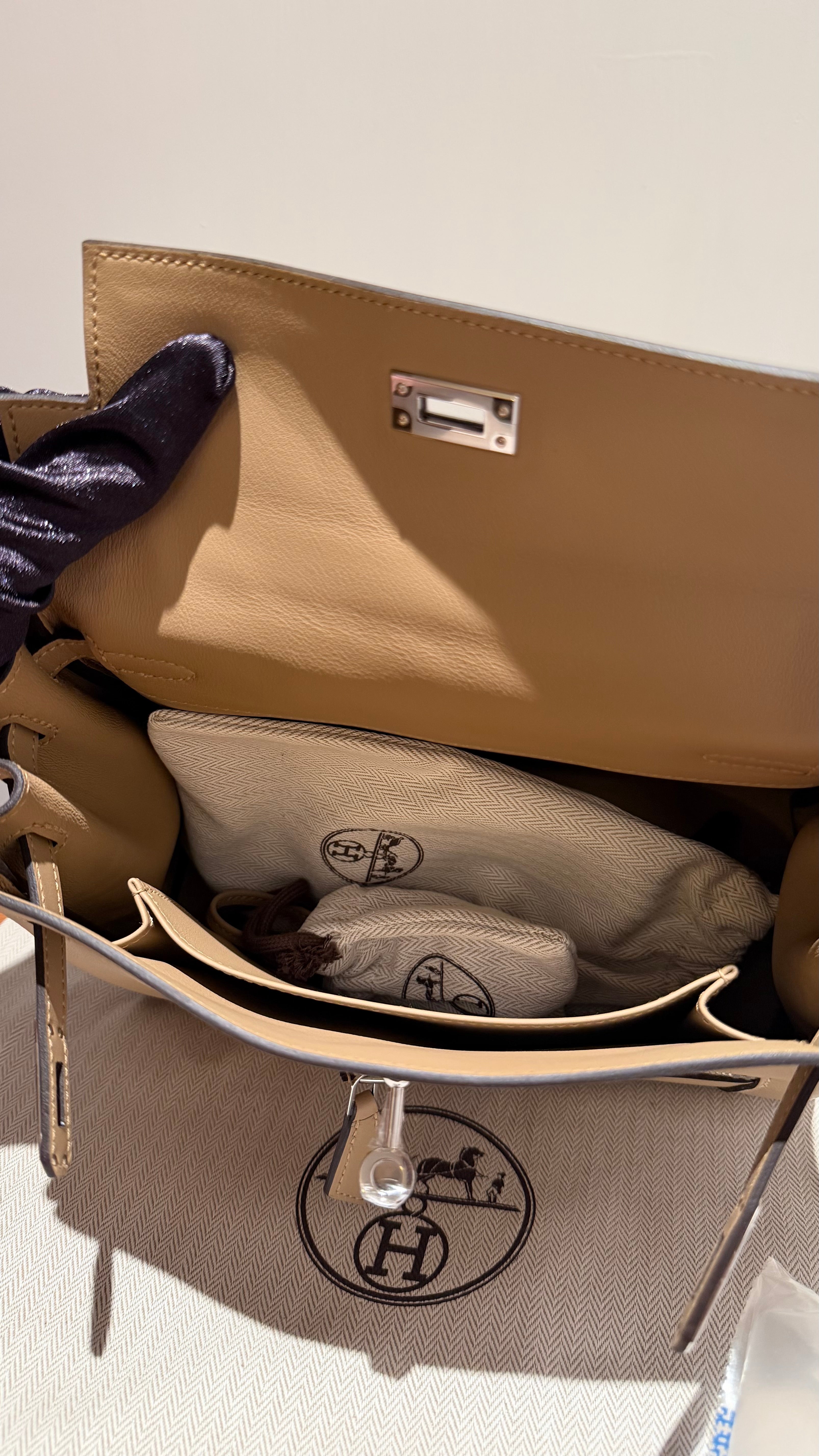 全新 HERMÈS 愛馬仕  Kelly 25 Colormatic 1C 塵埃灰 Poussiere Swift牛皮 银扣 K刻 2025年