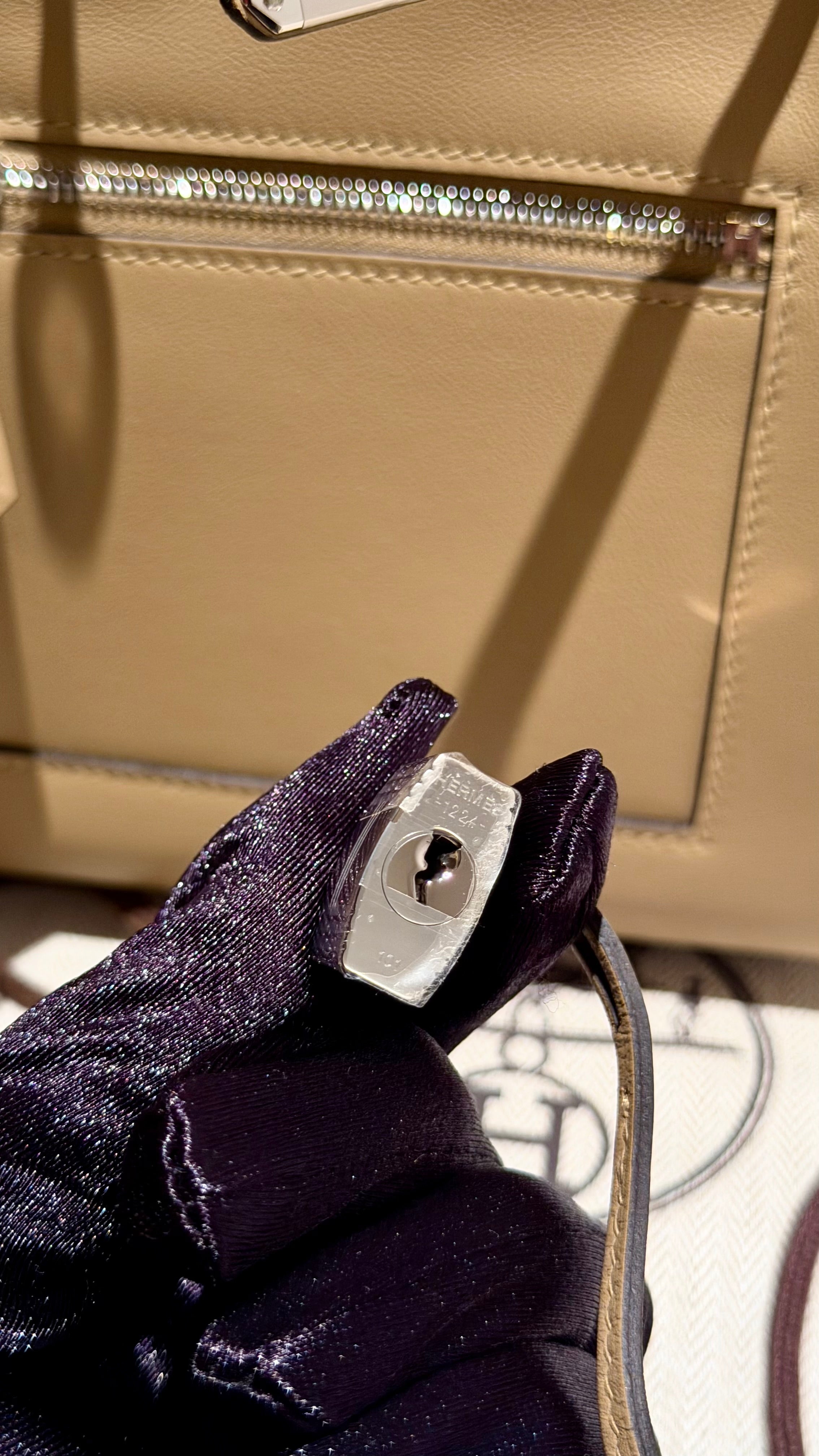 全新 HERMÈS 愛馬仕  Kelly 25 Colormatic 1C 塵埃灰 Poussiere Swift牛皮 银扣 K刻 2025年