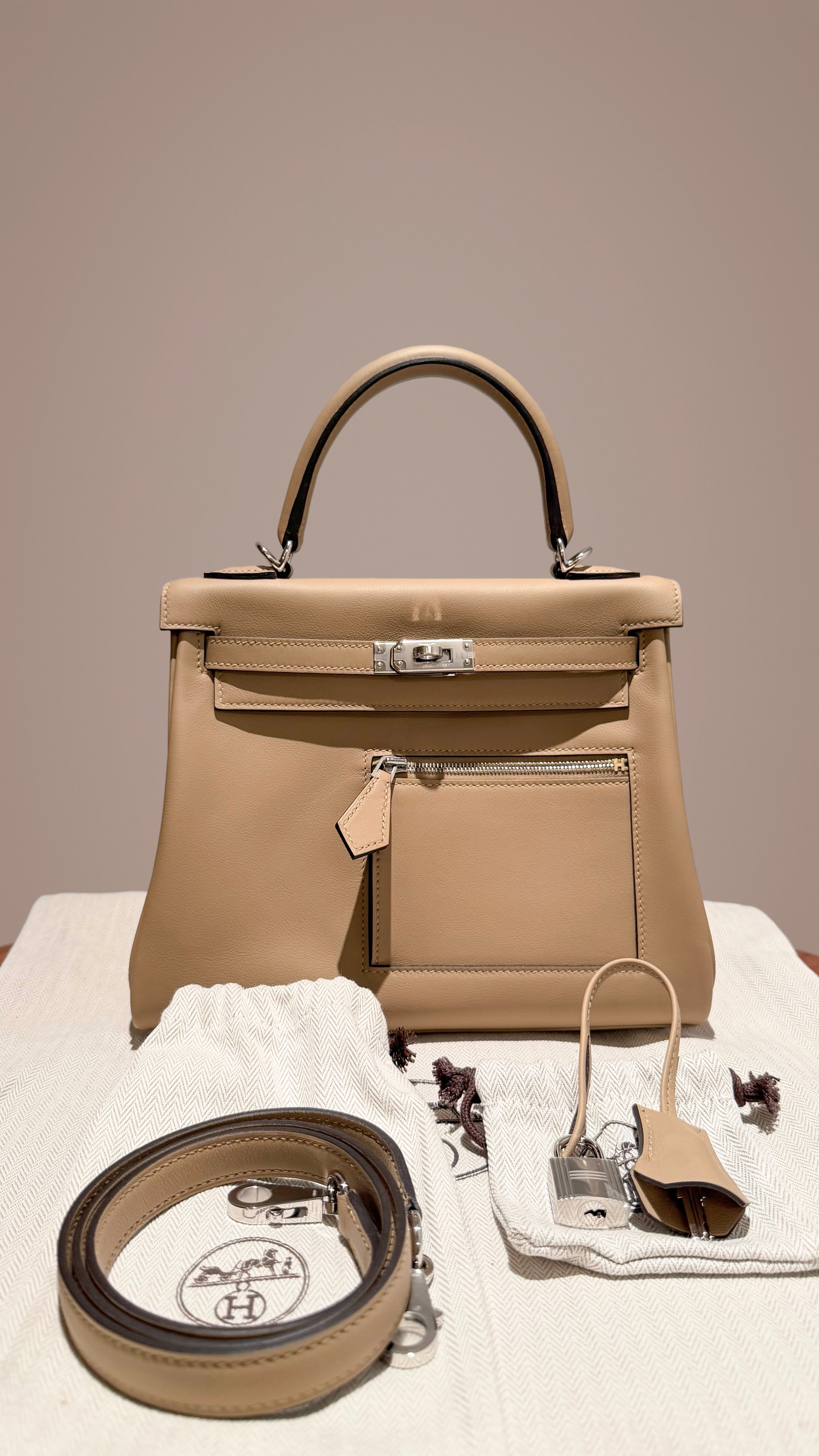 全新 HERMÈS 愛馬仕  Kelly 25 Colormatic 1C 塵埃灰 Poussiere Swift牛皮 银扣 K刻 2025年