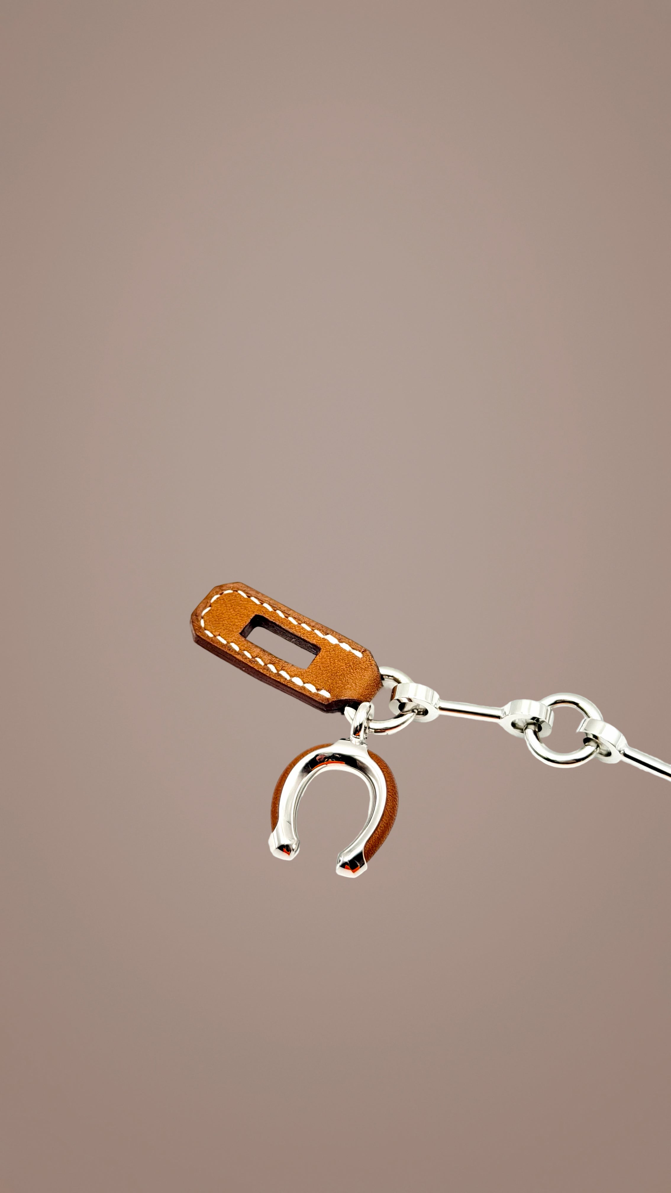 全新 HERMÈS 愛馬仕 Bijou de Sac 包掛飾 34 福寶 Fauve Barenia 馬鞍皮 銀扣